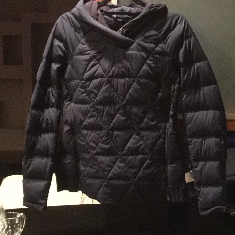 LuLulemon Women navy hooded pullover puffer jacket